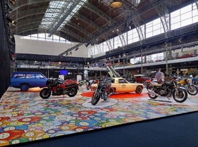 Blick auf die Sonderfläche – Sonderausstellung "Big in Japan" in der Autoworld Brüssel