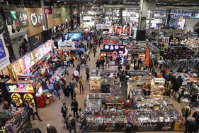 Blick auf die Stände von Kleinteil-Händlern – Rétromobile Paris 2025 Blick auf die Stände von Kleinteil-Händlern – Rétromobile Paris 2025