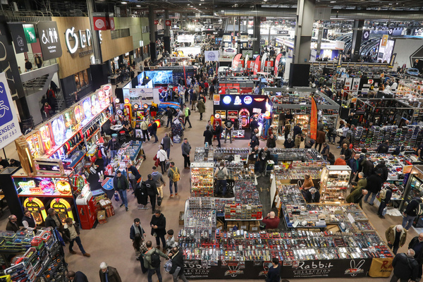 Blick auf die Stände von Kleinteil-Händlern – Rétromobile Paris 2025