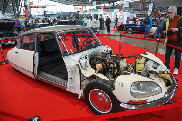 Blick auf die Technik der "Göttin" Citroën DS - 24. Retro Classics Stuttgart 2025