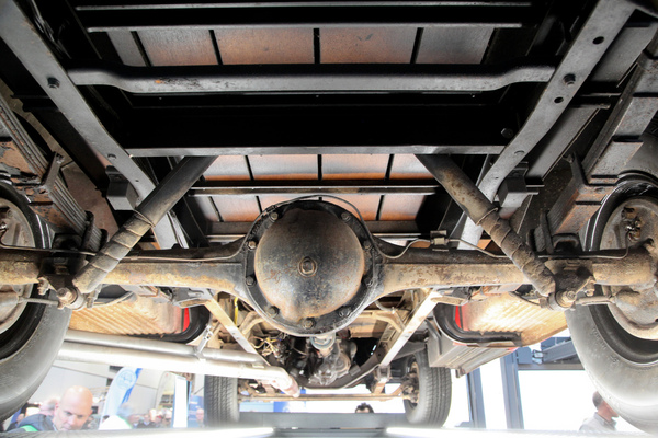 Blick auf die Technik eines Chevrolet Pickups - Bremen Classic Motorshow 2019