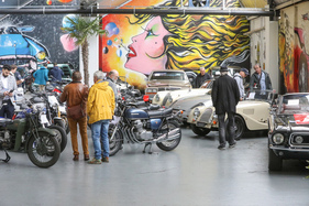 Blick auf die Vielalt in der hinteren Ausstellungshalle - Versteigerung Oldtimer Galerie Toffen am 23. März 2024 Blick auf die Vielalt in der hinteren Ausstellungshalle - Versteigerung Oldtimer Galerie Toffen am 23. März 2024