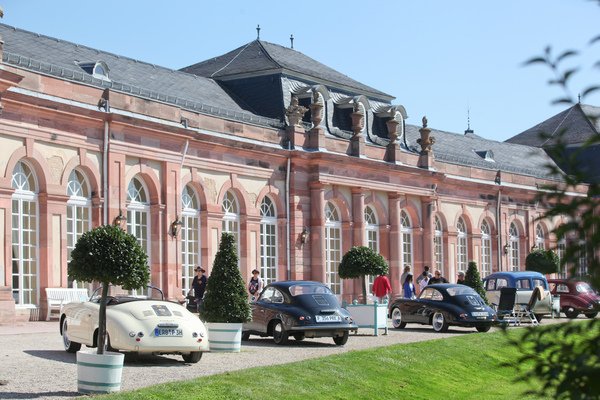 Blick auf die aufgereihten Porsche 356 vor dem Schloss - Classic-Gala Schwetzingen 2021