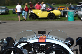 Blick auf einen Austin Seven, aus Sicht eines modernen Morgan Threewheelers - British Car Meeting in Mollis am 28. August 2016