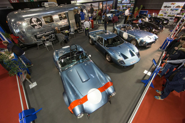 Blick auf einen Shelby-Stand - Rétromobile Paris 2020