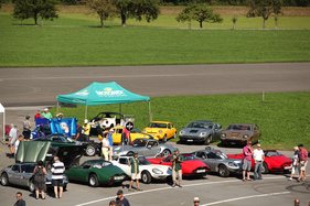Blick auf einen Teil der Marcos-Gastmarken-Präsentation - British Car Meeting 2015 in Mollis