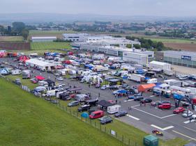 Blick der Kamera in der Drohne auf das Fahrerlager - Historisches Flugplatzrennen Kassel Calden