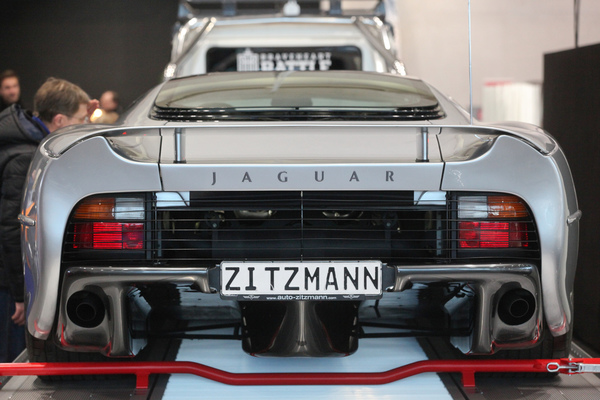 Blick direkt in den Diffuser des Jaguar XJ220 - Retro Classics Bavaria 2018
