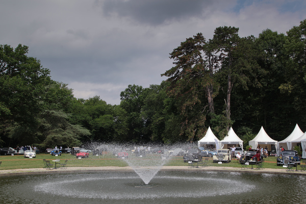 Blick durch den Sprintbrunnen auf einen Teil des Fahrzeugfelds - Concours d'Elégance Suisse Coppet 2017