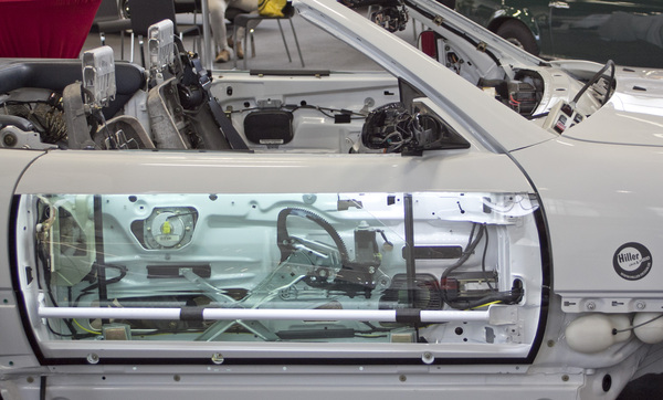 Blick durch die Türe eines R129 von Mercedes-Benz - Motorworld Classics Berlin 2015