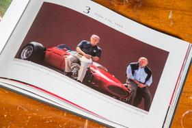 Blick in das Buch über die Obrist-Sammlung - Phil Hill und Albert Obrist mit dem Dino 246 F1
