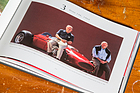 Blick in das Buch über die Obrist-Sammlung - Phil Hill und Albert Obrist mit dem Dino 246 F1
