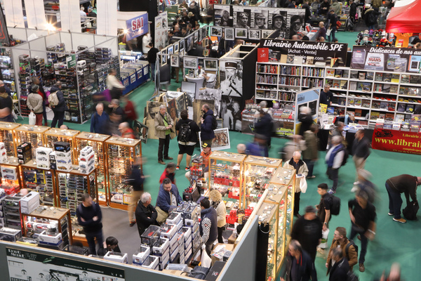 Bild Blick in das Gewusel bei den Kleinwarenständen - Rétromobile Paris 2024