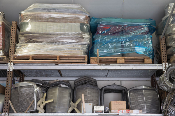 Blick in das umfangreiche Ersatzteillager - Kühlergitter - Einblicke in die Arbeit der Ponton-Manufaktur