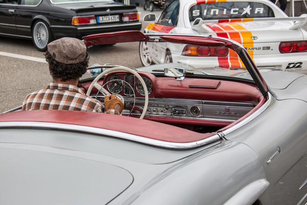 Blick in den Mercedes-Benz 300 SL Roadster – Retro Saisonauftakt 2025