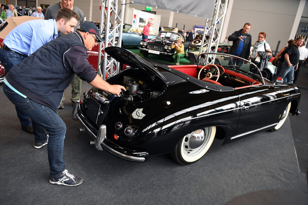 Blick in den Motor des Porsche 356 Speedster - Klassikwelt Bodensee 2016