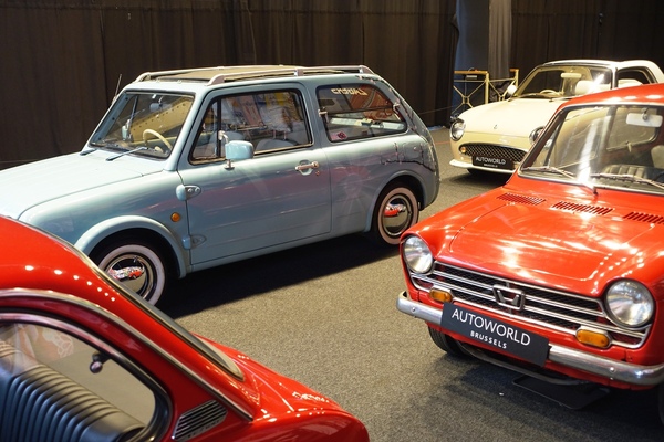 Blick in die Abteilung der Kleinwagen und Kei-Cars – Sonderausstellung "Big in Japan" in der Autoworld Brüssel