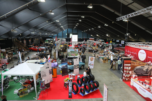 Bild: Blick in die "Amerikaner"-Halle 4 mit der 50-Jahre-VW-Golf-Sonderschau - Swiss Classic World Luzern 2024