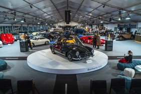 Mercedes-Benz 300 SL (1955) – Bonhams Paris 2026 – Dunkle Mercedes im kleineren Rahmen