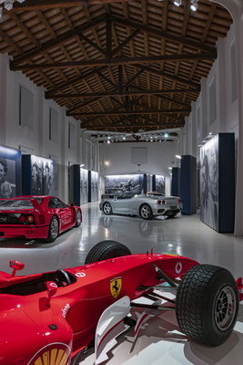 Bild: Blick in die Ausstellung - Sonderschau im Museo Enzo Ferrari in Modena 2021
