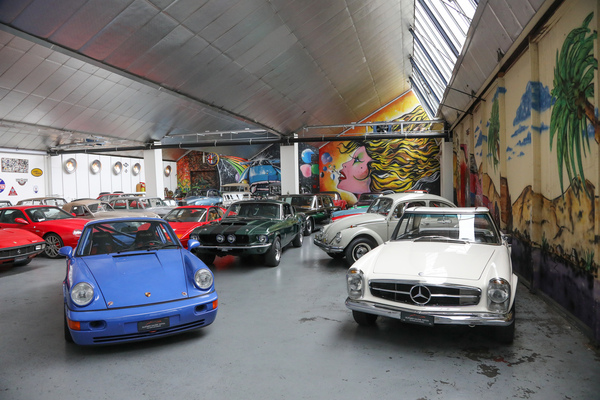 Bild: Blick in die Ausstellung in der Oldtimer Galerie Toffen