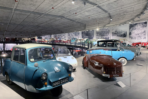 Blick in die Ausstellung mit 54 Microcars - Sonderschau Microcars im Pantheon 2022/2023