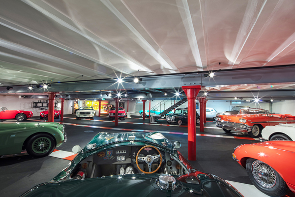 Bild: Blick in die Ausstellung mit Strassenfahrzeugen und Rennwagen - Erlebniswelt Autobau