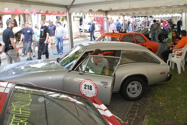 Blick in die Boxengasse auf einen Jensen GT Schooting Brake 1975 am Hamburg Stadtpark Revival 2014