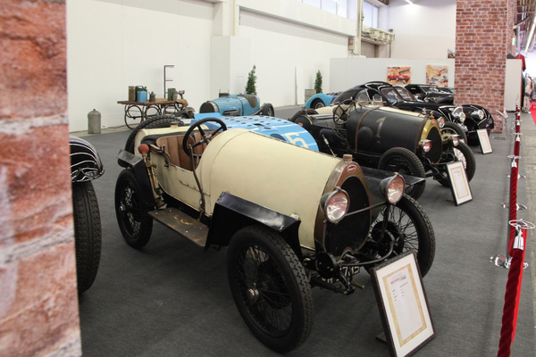Blick in die Bugatti-Sonderschau, vorne der Type 13 Brescia - IAA Heritage by Motorworld 2019