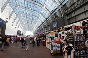 Blick in die "Galeria": Hier gab es Zubehör – Essen Motor Show 2024 Blick in die "Galeria": Hier gab es Zubehör – Essen Motor Show 2024