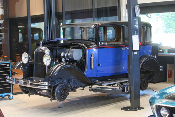 Blick in die Garage - Citroën C4 auf der Hebebühne - Autohalle Sunday Classics Juni 2022