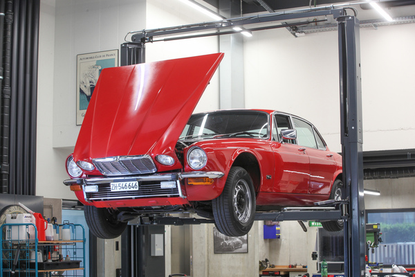 Image: View into the garage - Jaguar on the lifting platform - Autohalle Sunday Classics June 2022