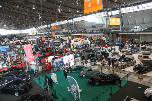 Blick in die Halle 1 - 24. Retro Classics Stuttgart 2025