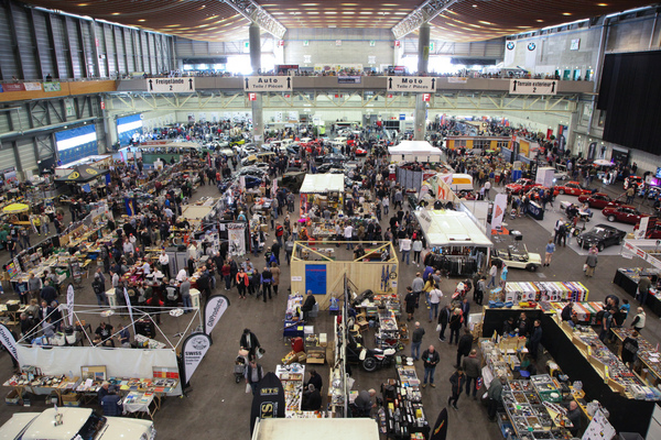 Blick in die Halle 1 - Oldtimer- und Teilemarkt Fribourg 2019