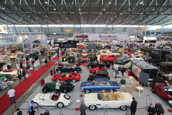 Bild Blick in die Halle 1 - Retro Classics Stuttgart 2018