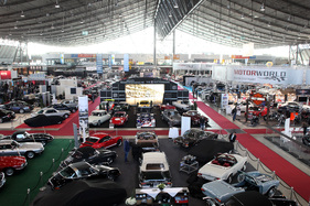 Blick in die Halle 1 - in der Mitte der Gemeinschaftsstand von Graber Sportgarage und Oldtimer Galerie Toffen - Retro Classics Stuttgart 2014