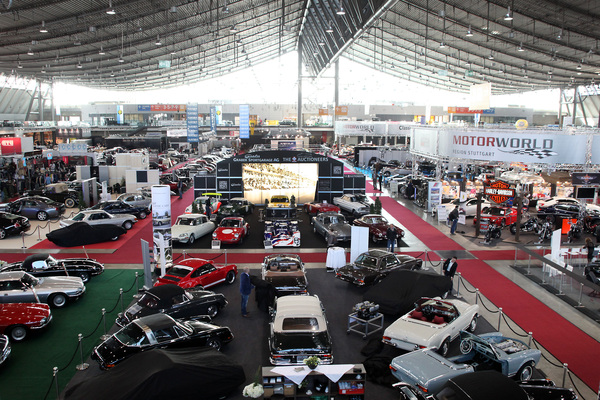 Bild Blick in die Halle 1 - in der Mitte der Gemeinschaftsstand von Graber Sportgarage und Oldtimer Galerie Toffen - Retro Classics Stuttgart 2014
