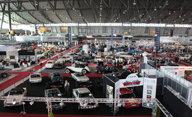 Blick in die Halle 1 mit den Premium-Händlern - Retro Classics Stuttgart 2014