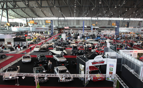 Blick in die Halle 1 mit den Premium-Händlern - Retro Classics Stuttgart 2014