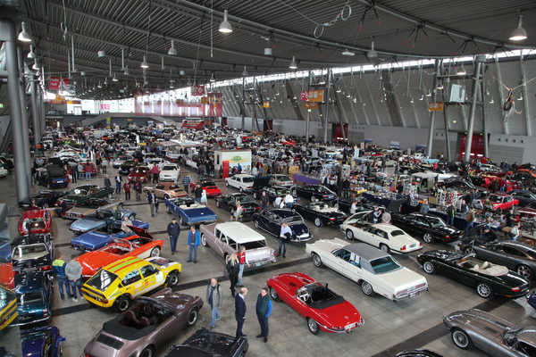 Blick in die Halle 6, in der gewerbliche und private Klassiker angeboten wurden - Retro Classics Stuttgart 2020