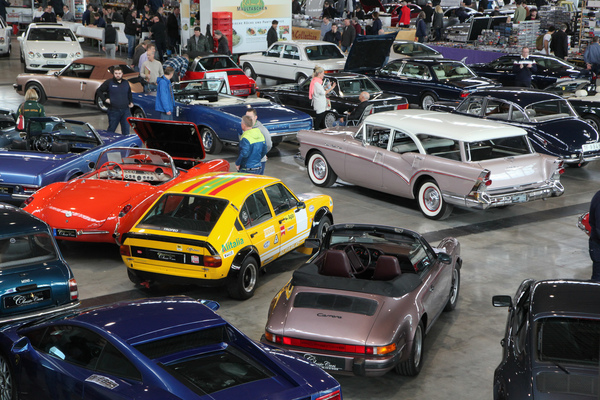 Blick in die Klassikerbörse - Retro Classics Stuttgart 2020