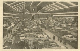 Blick in die Messehalle des Automobilsalons von Brüssel im Jahr 1955