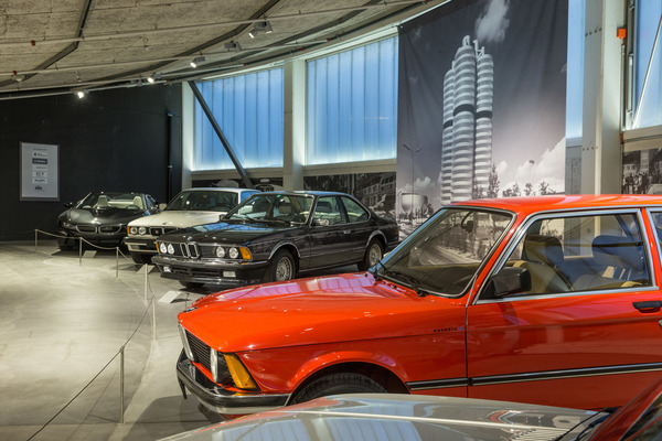 Blick in die Moderne - vorne 3-er-Reihe, hinten 635 CSI, Siebner und i8 Roadster - BMW-Sonderausstellung im Pantheon 2018