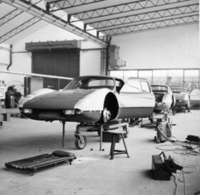 Blick in die Montagehalle bei Porsche 1964: Pro Tag entsteht hier gerade einmal ein Porsche 904