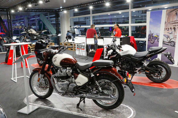 Blick in die Motorrad-Ausstellung im Parterre - 38. Auto Zürich 2025