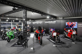 Blick in die Motorrad-Ausstellung im Parterre - 38. Auto Zürich 2025