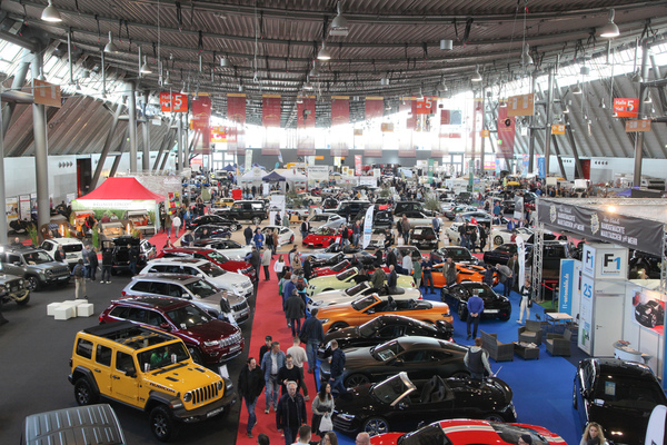 Blick in die Neo-Classics-Halle - Retro Classics Stuttgart 2020