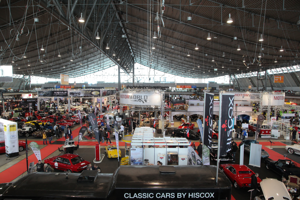 Blick in die Premium-Halle 1 - Retro Classics Stuttgart 2020