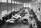 Blick in die Produktionsstätte eines der Maserati-Werke in Modena im Jahr 1958