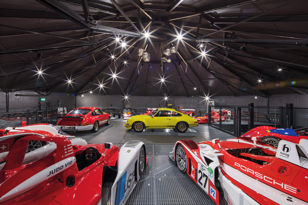 Blick in die Rennwagenausstellung - Erlebniswelt Autobau